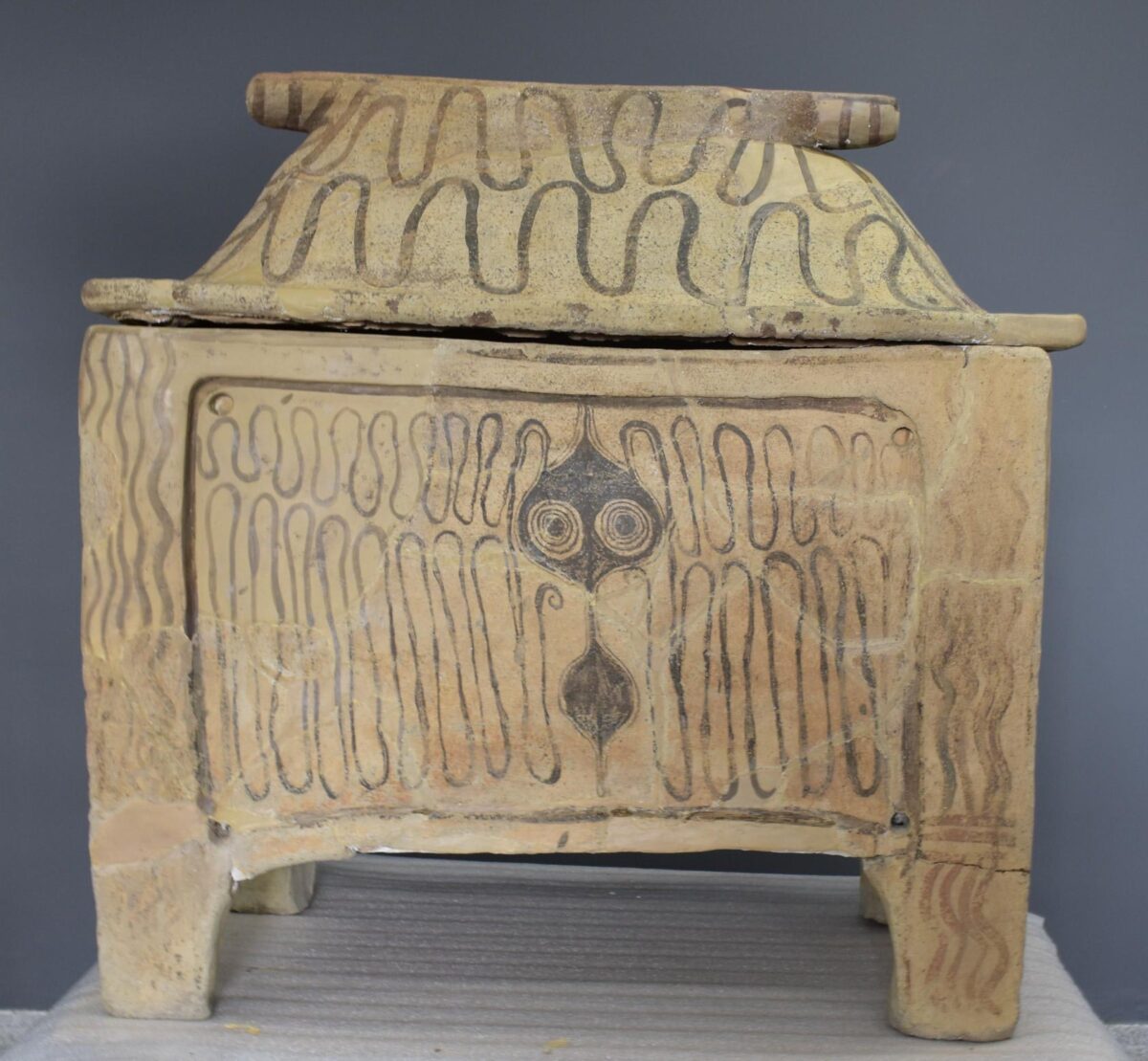 Μινωική κιβωτιόσχημη λάρνακα και κάλυμμα. 13ος  αι. π.Χ. (ΥΜ ΙΙΙΒ
περίοδος), αρ. ευρ. Π 12836.  (Φωτογραφικό Αρχείο Εθνικού Αρχαιολογικού
Μουσείου).