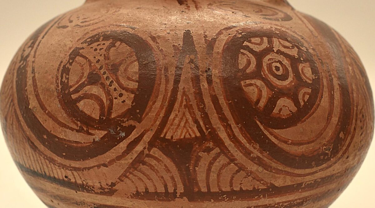 Λεπτομέρεια από τη διακόσμηση του μινωικού ψευδόστομου αμφορέα με αρ.
ευρ. Π 27655 (Φωτογραφικό Αρχείο Εθνικού Αρχαιολογικού Μουσείου).