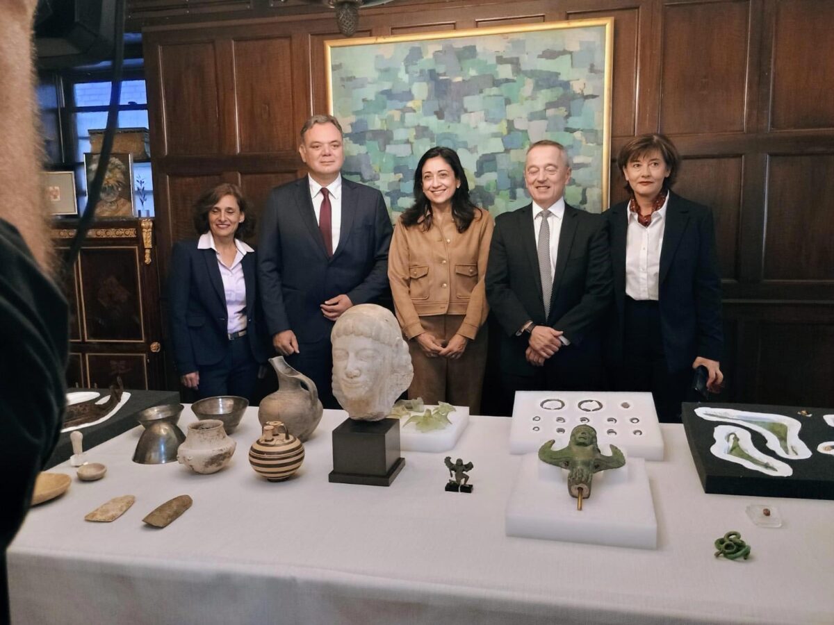 Τελετή παράδοσης των 29 αρχαιοτήτων στις ελληνικές Αρχές. Πηγή εικόνας: ΥΠΠΟ. 