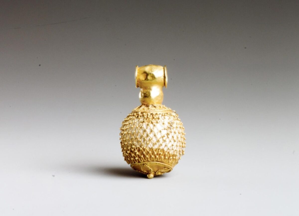 Χρυσό περίαπτο περιδεραίου. Ύψος 3,8 εκ. 5ος-4ος αι. π.Χ. Πηγή εικόνας: ΥΠΠΟ.