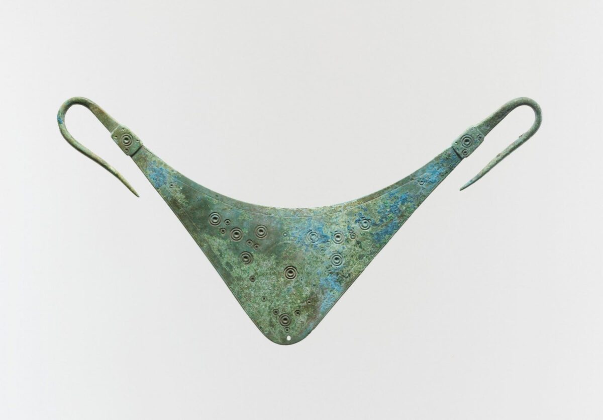 Χάλκινο εξάρτημα ζώνης από τη δυτική Μακεδονία. Πλάτος 27,3 εκ. 7ος αι. π.Χ. Πηγή εικόνας: ΥΠΠΟ.