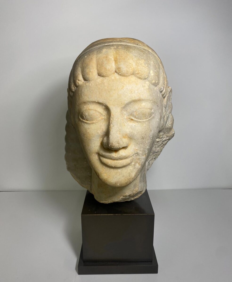 Μαρμάρινη κεφαλή κούρου. Ύψος 30 εκ. Περί τα μέσα του 6ου αι. π.Χ. Πηγή εικόνας: ΥΠΠΟ.