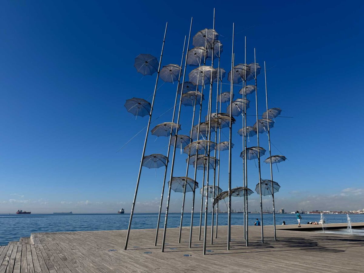 «Ξενιτεύτηκαν» για επισκευή οι «Ομπρέλες» του Ζογγολόπουλου