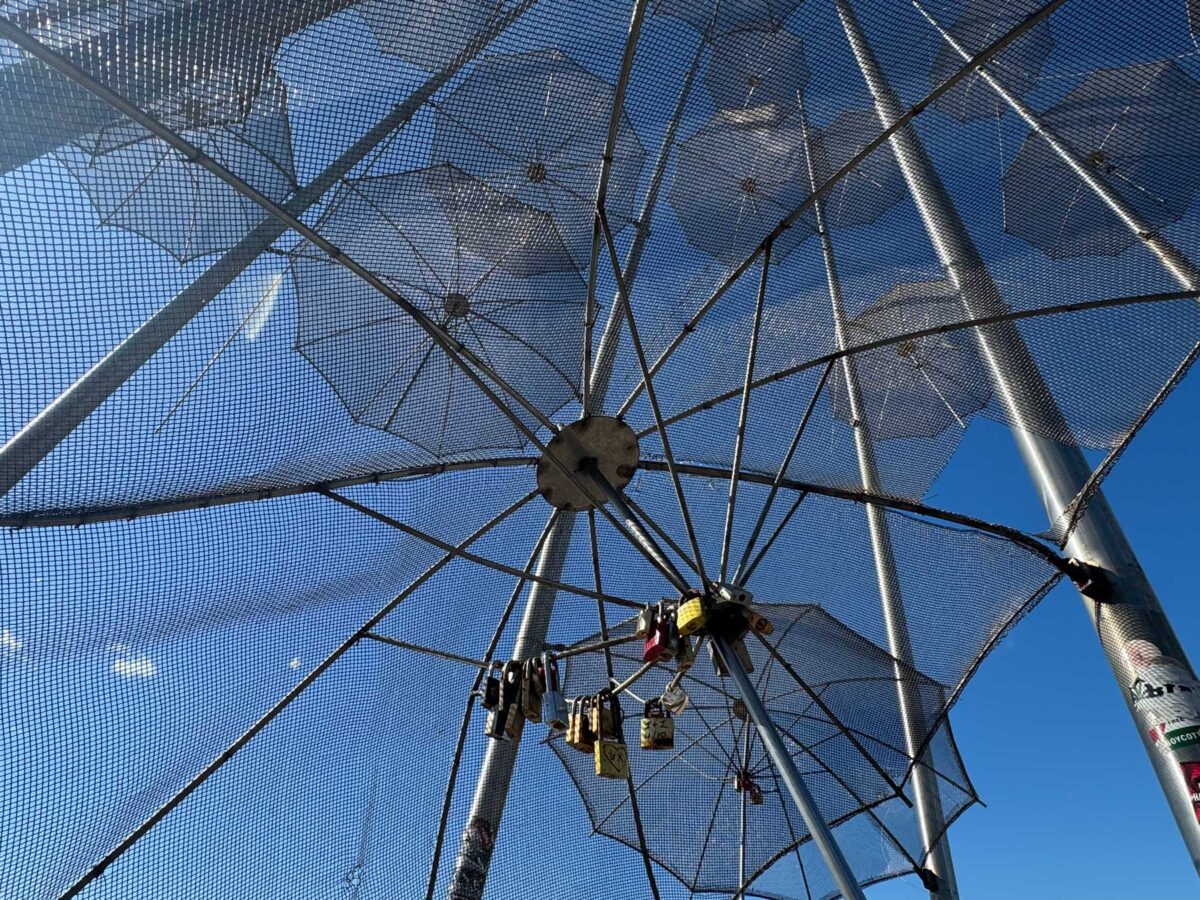 Οι «Ομπρέλες» του Γιώργου Ζογγολόπουλου στη Νέα Παραλία Θεσσαλονίκης. Πηγή εικόνας: ΑΠΕ-ΜΠΕ.