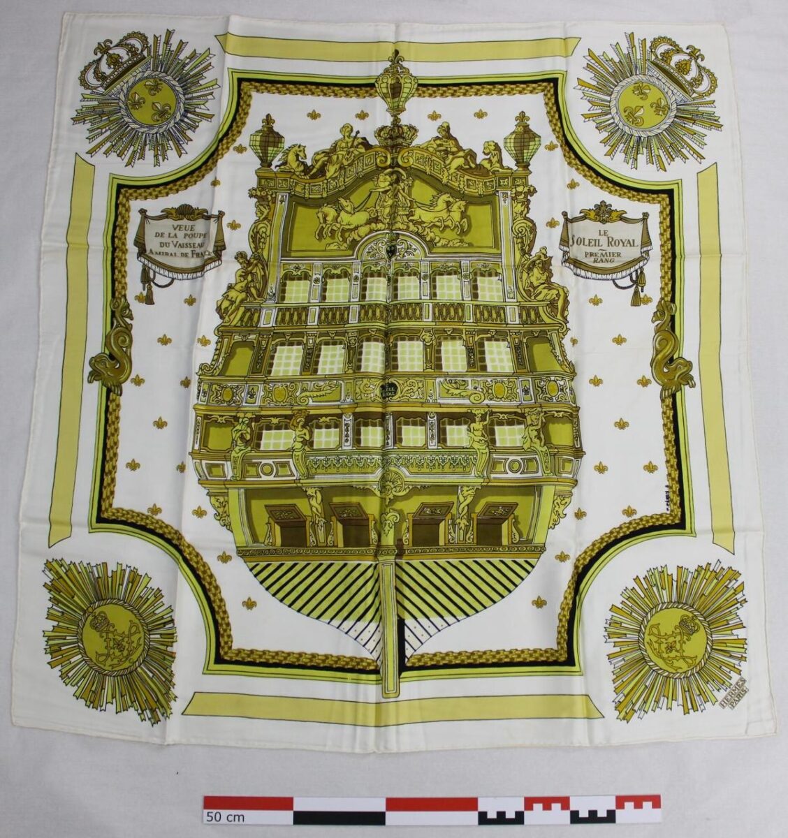 Λευκό μεταξωτό μαντήλι, με την πρύμνη του γαλλικού πλοίου Soleil Royal. Σχεδιάστηκε το 1963 για τον γαλλικό οίκο Hermès. Πηγή εικόνας: ΥΠΠΟ.