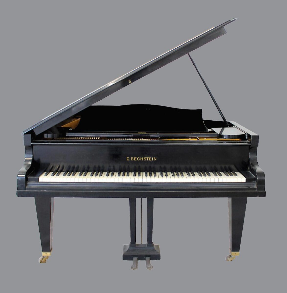 Μαύρο ξύλινο πιάνο με ουρά. Φέρει την επωνυμία του κατασκευαστή C. Bechstein. Πηγή εικόνας: ΥΠΠΟ.