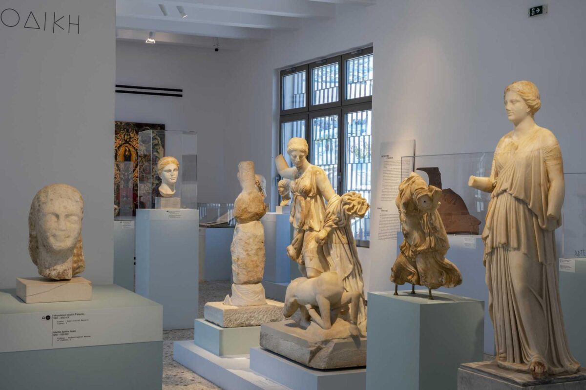 Άποψη της έκθεσης «Κυκλαδίτισσες: Άγνωστες ιστορίες γυναικών των Κυκλάδων» στο Αρχαιολογικό Μουσείο Θήρας. Φωτ.: Ανδρέας Σαντρουζάνος / Μουσείο Κυκλαδικής Τέχνης.