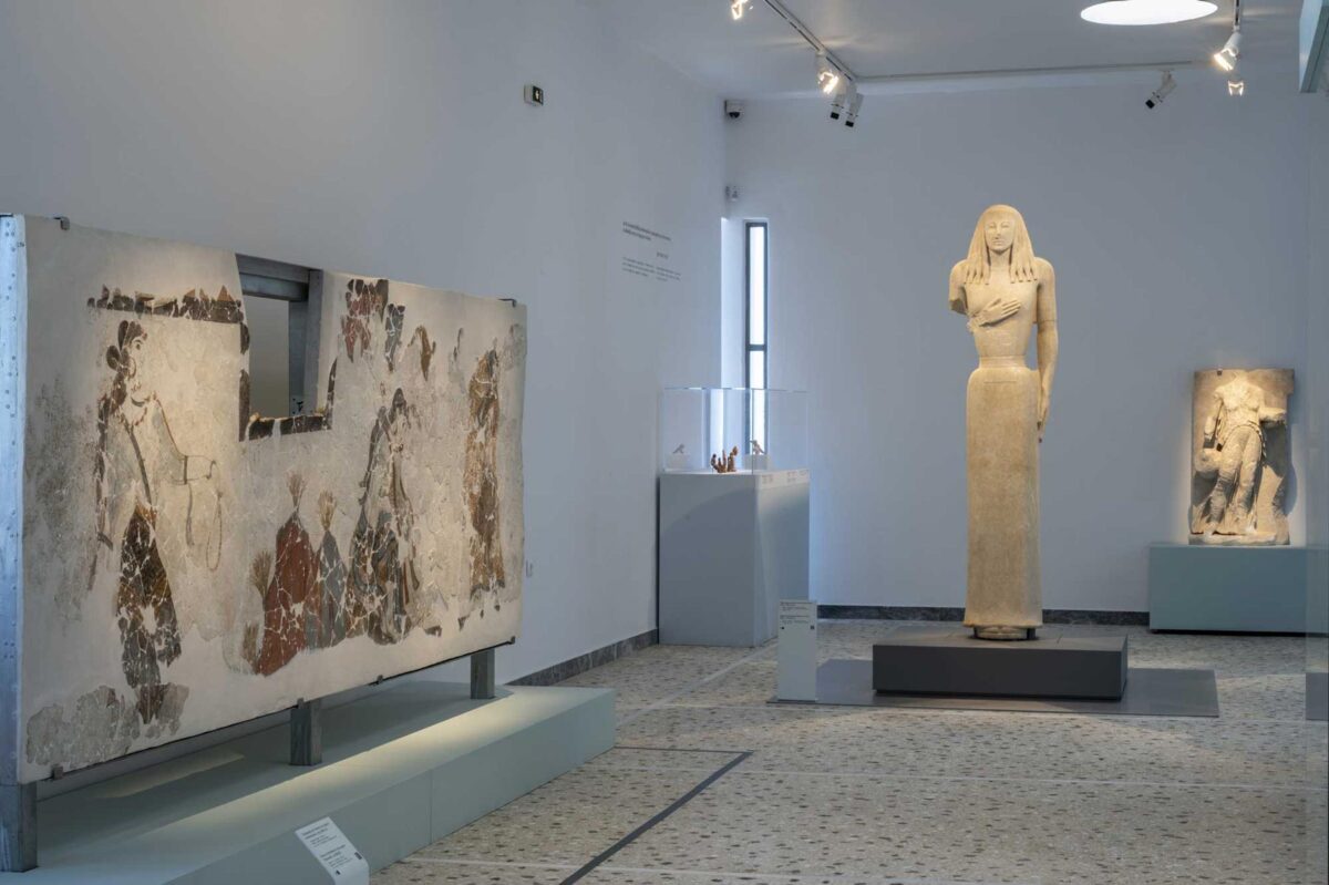 Άποψη της έκθεσης «Κυκλαδίτισσες: Άγνωστες ιστορίες γυναικών των Κυκλάδων» στο Αρχαιολογικό Μουσείο Θήρας. Φωτ.: Ανδρέας Σαντρουζάνος / Μουσείο Κυκλαδικής Τέχνης.