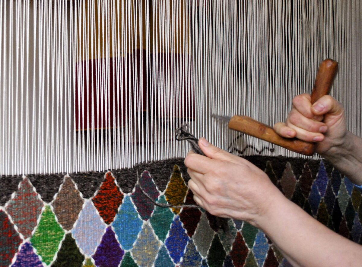 Η υφαντική τέχνη τσακώνικων κιλιμιών στον Τυρό Αρκαδίας (εργαστήριο οικογένειας Ψαρρολόγου-Ροδοπούλου). Πηγή εικόνας: ΥΠΠΟ.