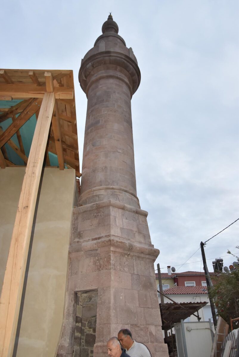 Ήδη αναστηλώθηκε στην αρχική του μορφή ο ύψους 17,5 μέτρων μιναρές του μνημείου που είναι κατασκευασμένος από ηφαιστειογενή ροζ πέτρα από το μικρασιατικό λατομείο του Σαρμουσάκ. Πηγή εικόνας: ΑΠΕ-ΜΠΕ. Φωτ.: Στρατής Μπαλάσκας.