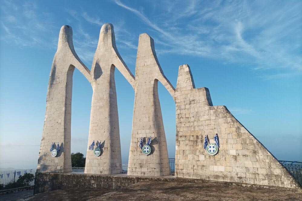 «Κάρφωσαν» εθνόσημα και σημαιούλες στον «Χορό του Ζαλόγγου»