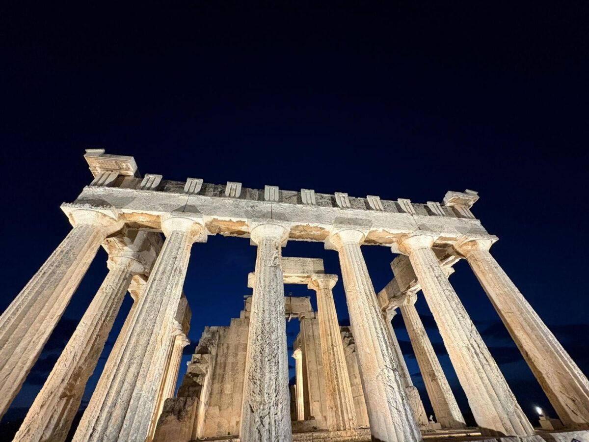Ο ναός της Αφαίας στην Αίγινα με τον νέο φωτισμό. Πηγή εικόνας: ΥΠΠΟ.