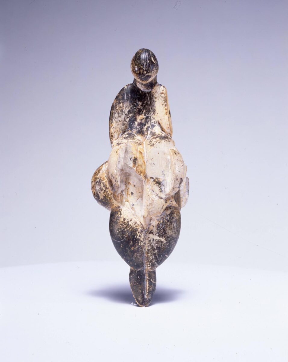 «Αφροδίτη του Lespugue», περ. 28000 π.Χ., χαυλιόδοντας μαμούθ, 14,7x6x3,6 εκ. Muséum national d’histoire naturelle, Paris. © MNHN - J.C Domenech, Musée de l'Homme.