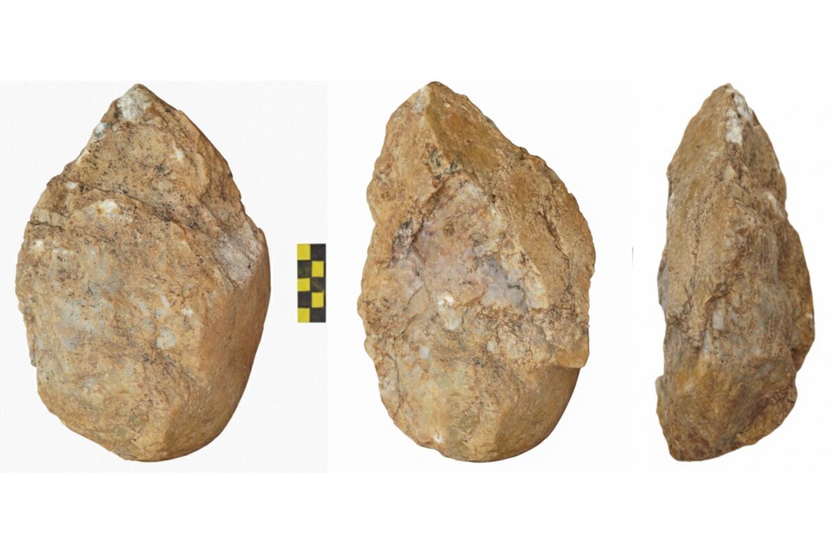 Εικ. 3: Μεταξύ των ευρημάτων ξεχωρίζει ένας διαμορφωμένος χειροπέλεκυς σε κροκάλα χαλαζία, τυπικό εργαλείο της Αχελαίας πολιτισμικής φάσης. Πηγή εικόνας: ΕΦΑ Γρεβενών.