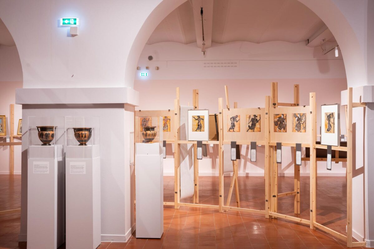 Άποψη της έκθεσης «Alexis Gritchenko (1883-1977). Η Ελληνική Περιπέτεια. Ένας Ουκρανός Πρωτοπόρος στην Ελλάδα», στο MOMus - Μουσείο Μοντέρνας Τέχνης-Συλλογή Κωστάκη (Μονή Λαζαριστών, Θεσσαλονίκη). Πηγή εικόνας: ΑΠΕ-ΜΠΕ.