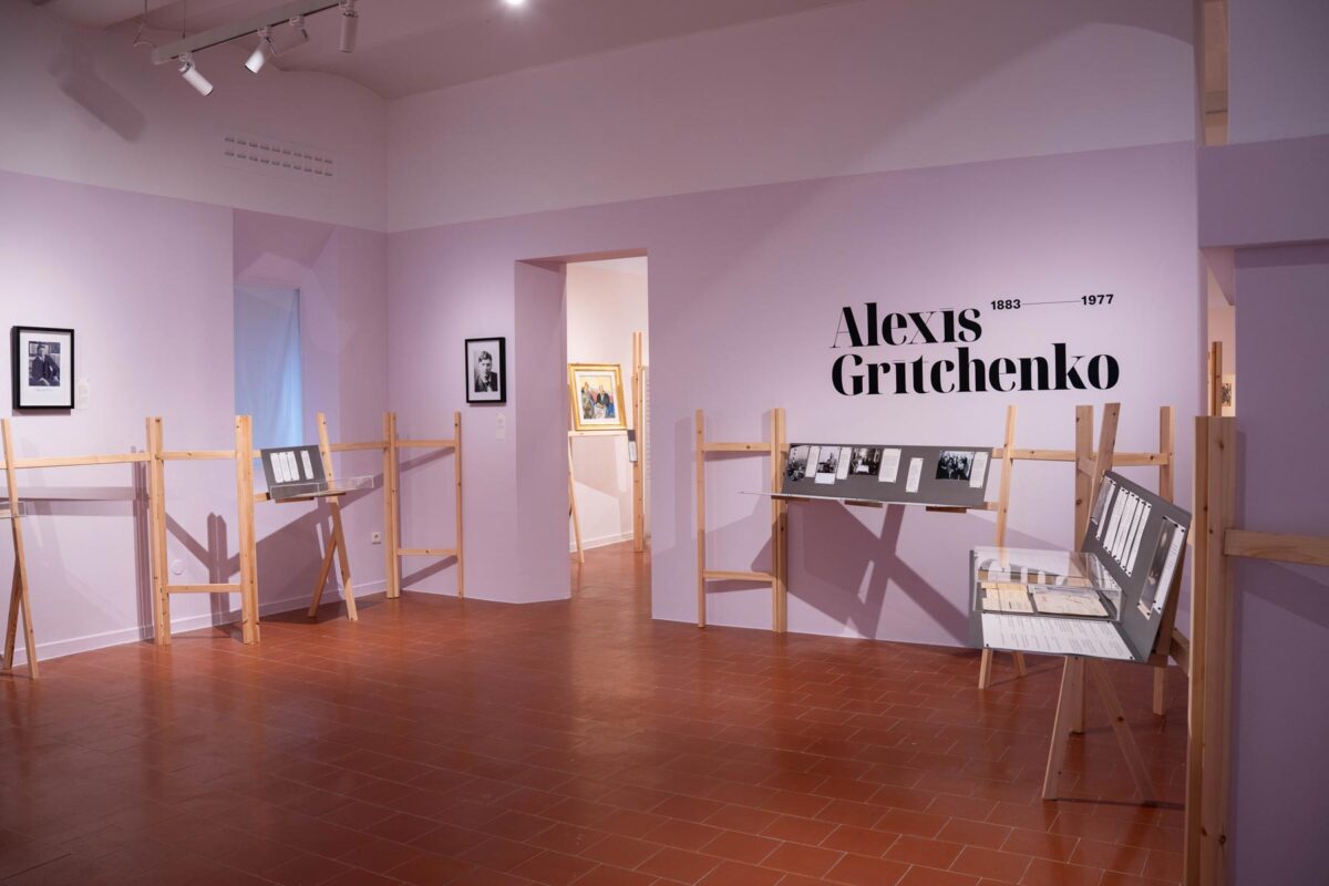 Άποψη της έκθεσης «Alexis Gritchenko (1883-1977). Η Ελληνική Περιπέτεια. Ένας Ουκρανός Πρωτοπόρος στην Ελλάδα», στο MOMus - Μουσείο Μοντέρνας Τέχνης-Συλλογή Κωστάκη (Μονή Λαζαριστών, Θεσσαλονίκη). Πηγή εικόνας: ΑΠΕ-ΜΠΕ.