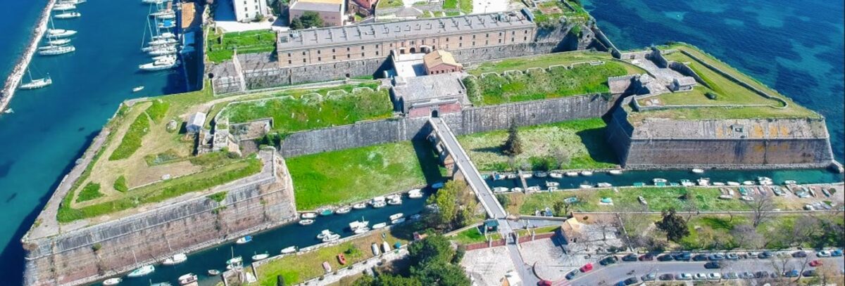 Άποψη του Παλαιού Φρουρίου και της γέφυρας από ψηλά. Πηγή εικόνας: ΥΠΠΟ.