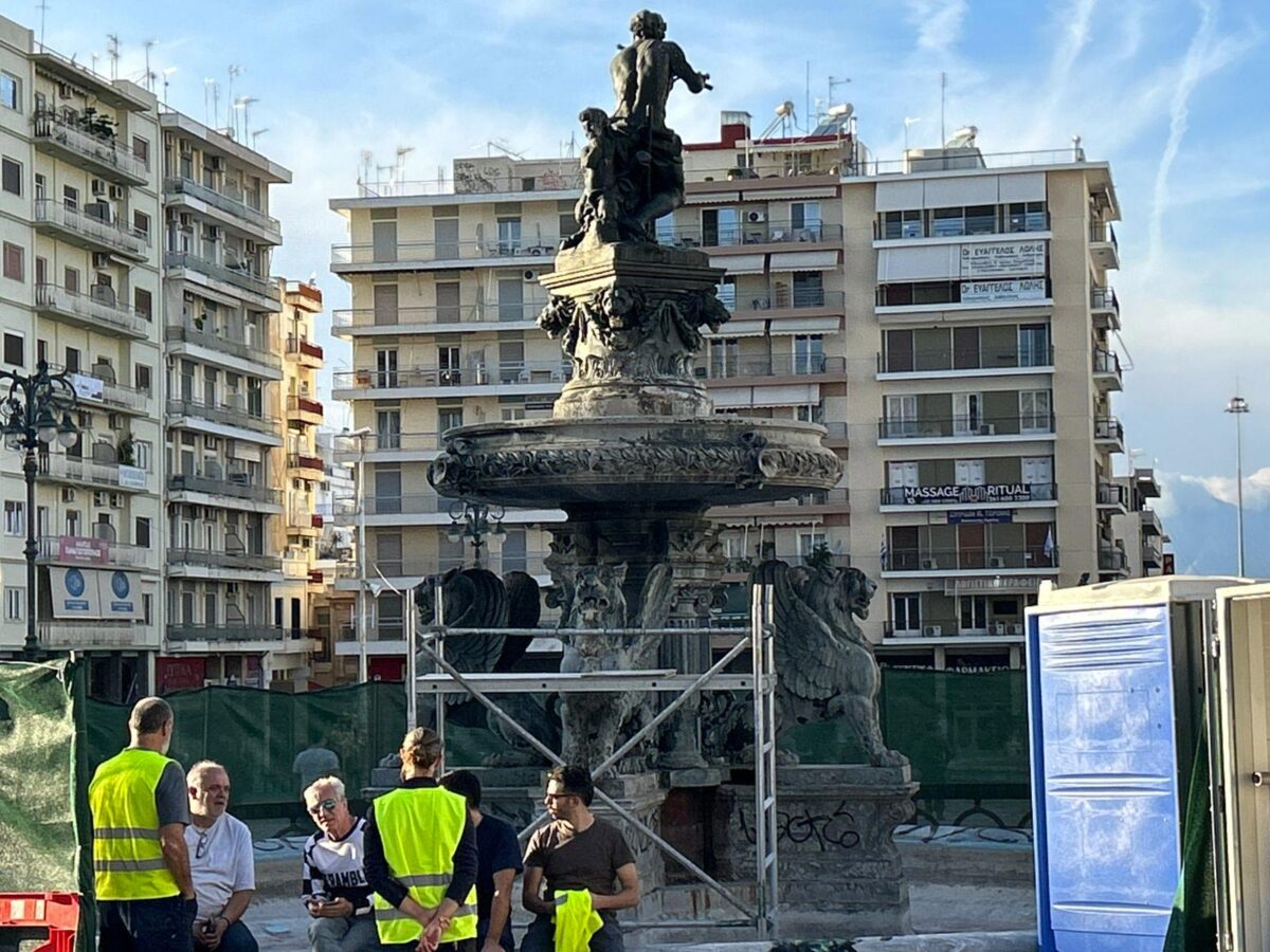 Οι εργασίες συντήρησης από το Υπουργείο Πολιτισμού στο συντριβάνι της πλατείας Αγίου Γεωργίου είναι σε εξέλιξη. Πηγή εικόνας: ΥΠΠΟ.