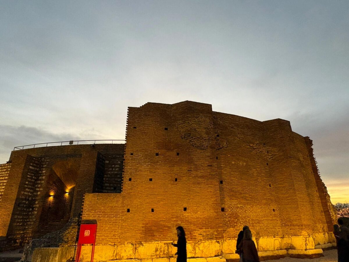 Το Ρωμαϊκό Ωδείο, με τον νέο του φωτισμό, αποδίδεται αποκατεστημένο στους κατοίκους της Πάτρας και στην αρχική του χρήση. Πηγή εικόνας: ΥΠΠΟ.