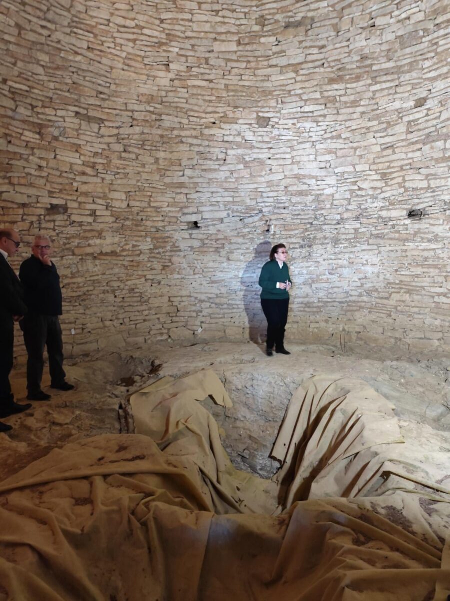 Η Υπουργός Πολιτισμού στον θολωτό μυκηναϊκό τάφο Γεωργικού – Ξινονερίου. Πηγή εικόνας: ΥΠΠΟ.