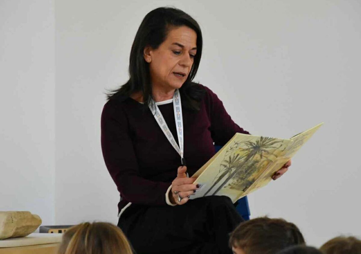 Η γενική διευθύντρια του ΑΜΘ Αναστασία Γκαδόλου «εγκαινίασε» τη δράση παρουσιάζοντας το παραμύθι «Το άγαλμα που κρύωνε» του Χρήστου Μπουλώτη. Πηγή εικόνας: ΑΜΘ.