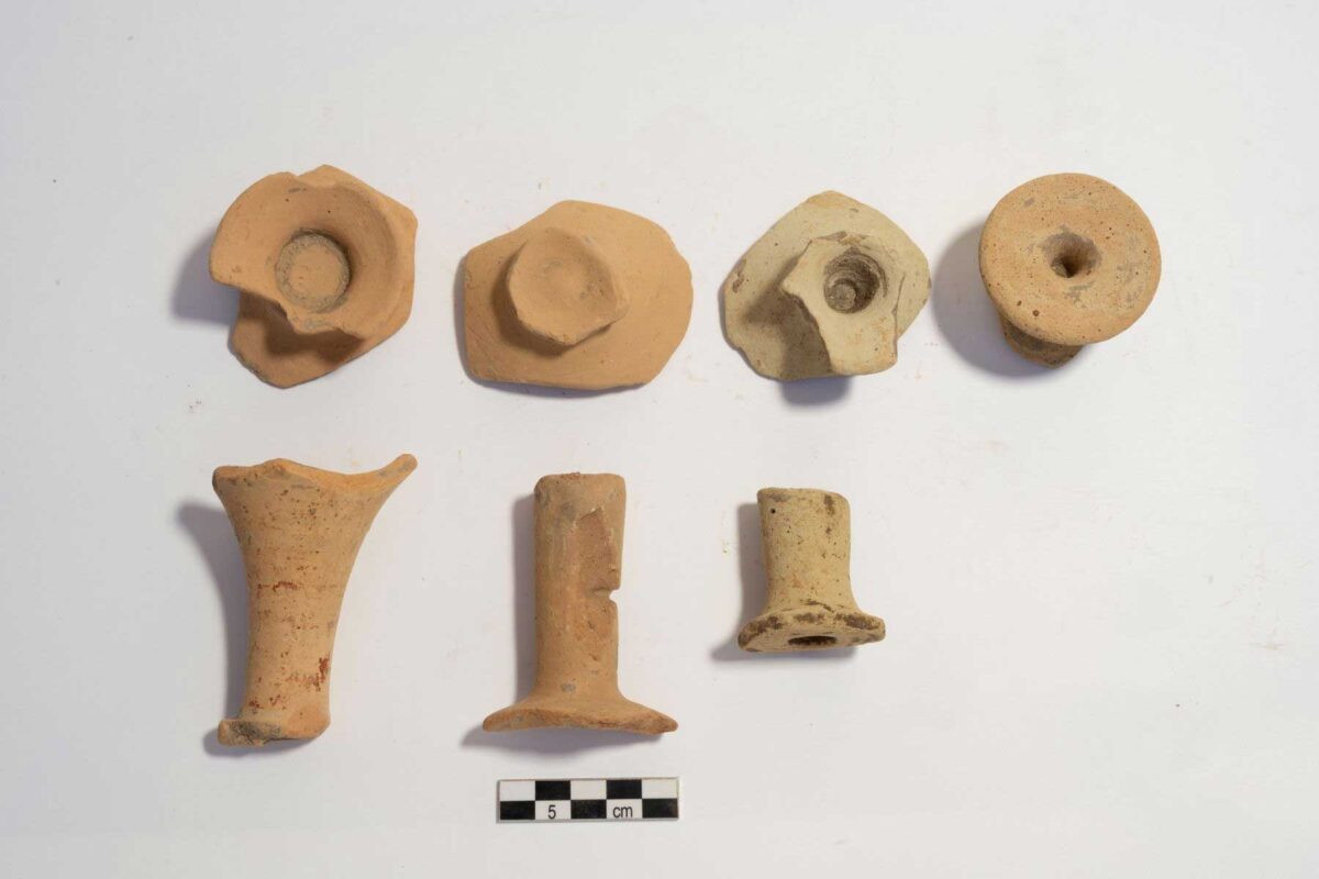 Τμήματα βάσεων από διαφορετικούς τύπους μυκηναϊκών κυλίκων.  Πηγή εικόνας: ΥΠΠΟ.