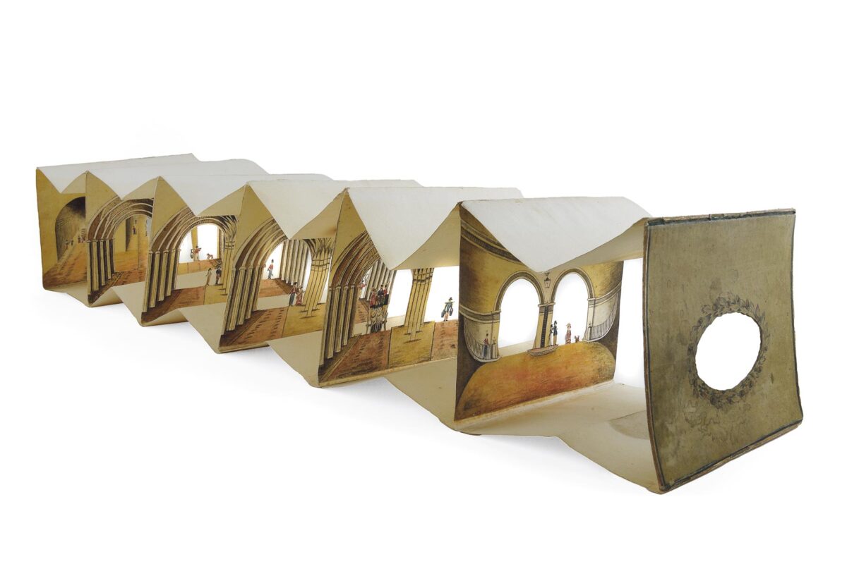 Χάρτινο οπτικό παιχνίδι Peep Show. Πιθανόν Γερμανία, 18ος αι., 12,5x68x15,5 εκ. (ανοικτό). Μουσείο Μπενάκη ΤΠΠ_1602, δωρεά Μαρίας Αργυριάδη. Το συγκεκριμένο Peep Show απεικονίζει την πλατεία του Αγίου Μάρκου στη Βενετία. © Μουσείο Μπενάκη Παιχνιδιών. Φωτ.: Λεωνίδας Κουργιαντάκης.