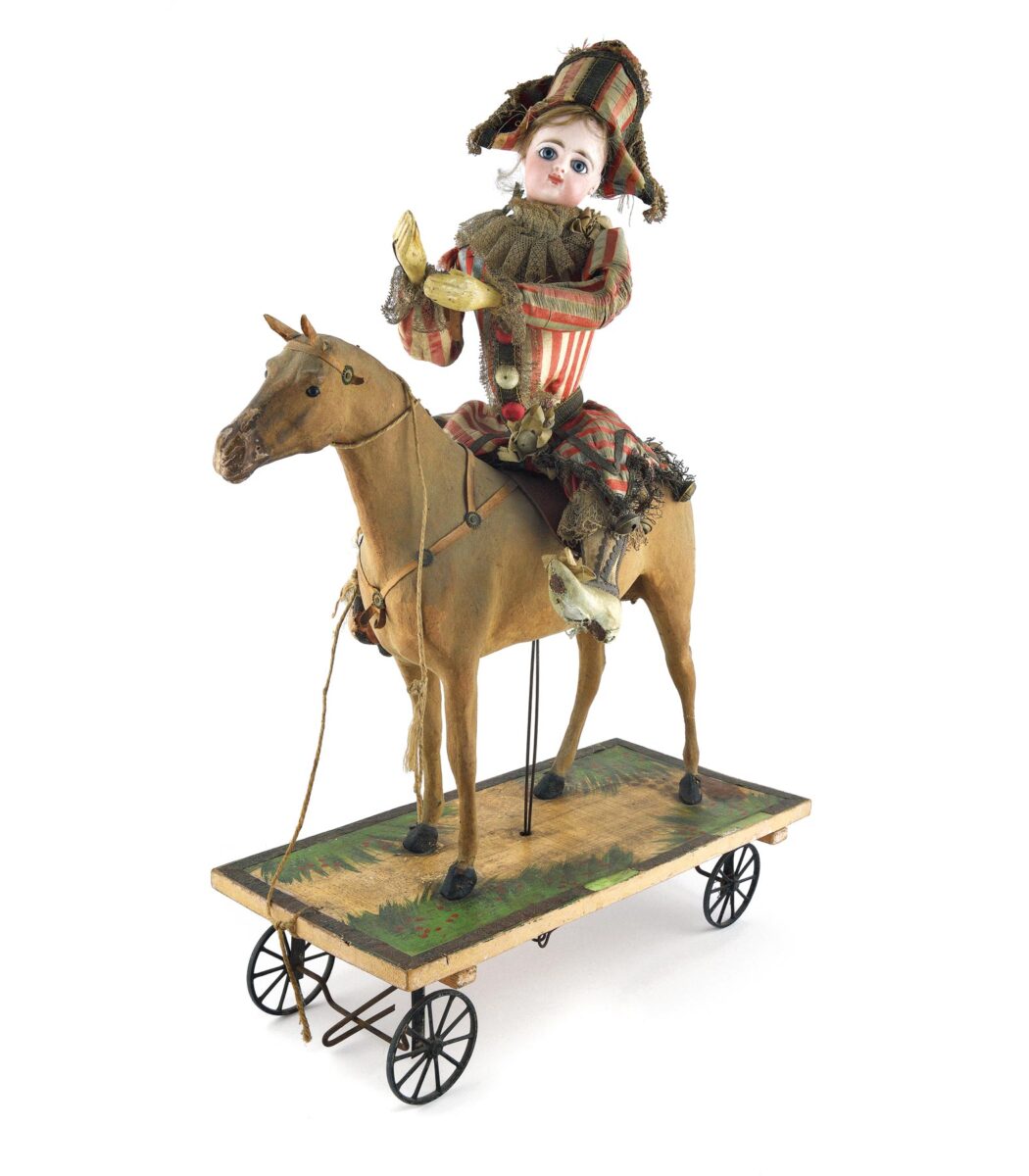 Μηχανικό παιχνίδι «Ο Punch σε συρόμενο άλογο», του F. Gaultier (κεφάλι). Γαλλία, περ. 1890, 53 εκ. (ύψος). Μουσείο Μπενάκη, ΤΠΠ_82, δωρεά Μαρίας Αργυριάδη. © Μουσείο Μπενάκη Παιχνιδιών. Φωτ.: Λεωνίδας Κουργιαντάκης.