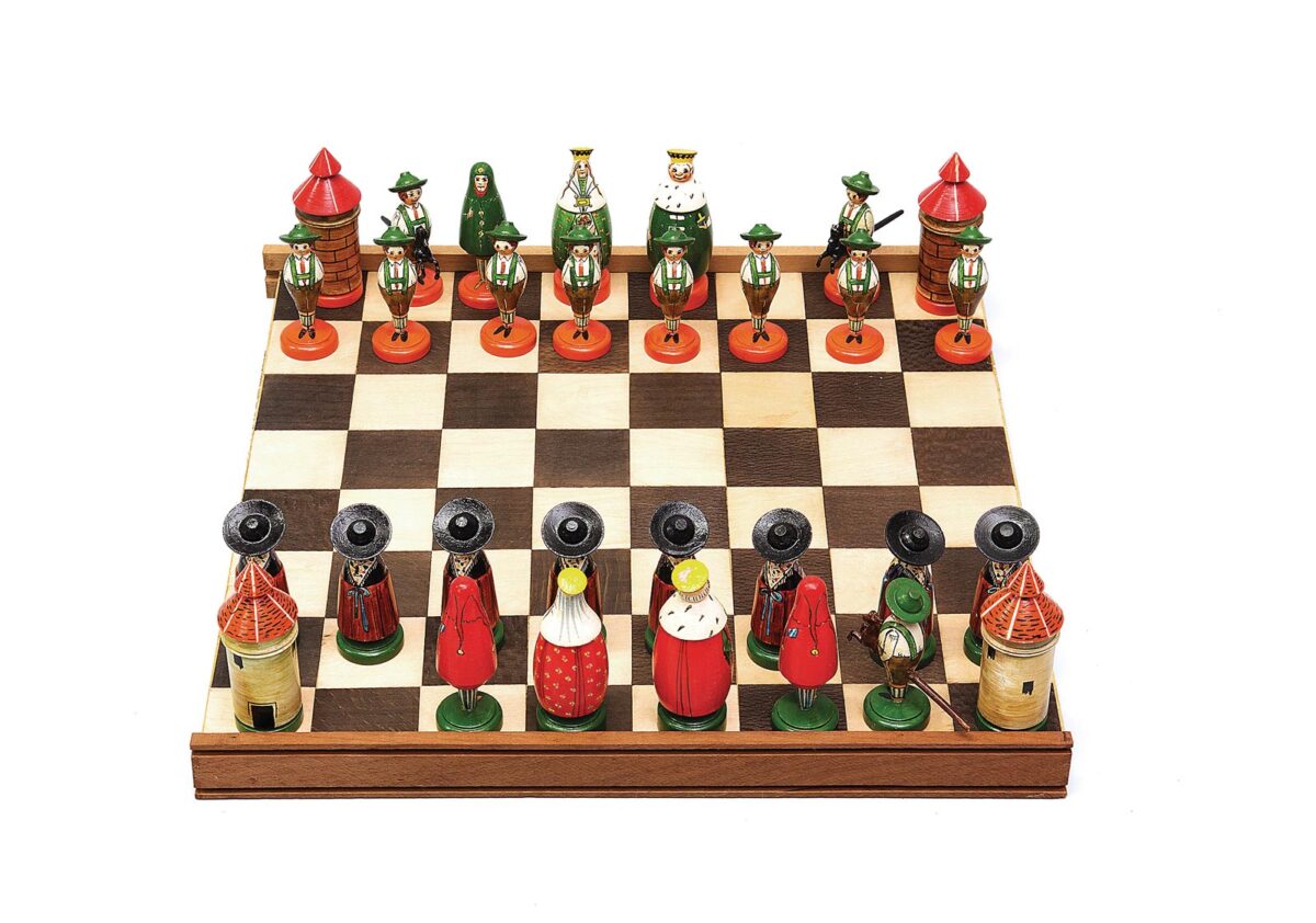 Σκάκι με ξύλινα ζωγραφισμένα πιόνια, εμπνευσμένο από το παραμύθι του Lewis Carrol «Μες στον καθρέφτη, και τι βρήκε η Αλίκη εκεί». Γερμανία, περ. 1920. Μουσείο Μπενάκη, ΤΠΠ_690, δωρεά Μαρίας Αργυριάδη. © Μουσείο Μπενάκη Παιχνιδιών. Φωτ.: Λεωνίδας Κουργιαντάκης.