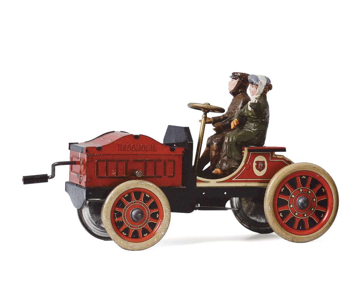 Τσίγκινο αυτοκίνητο, κινούμενο με μανιβέλα, του Johann Leonard Hess. Γερμανία, περ. 1900, 14,5x5x10 εκ. Μουσείο Μπενάκη, ΤΠΠ_691, δωρεά Μαρίας Αργυριάδη. © Μουσείο Μπενάκη Παιχνιδιών. Φωτ.: Λεωνίδας Κουργιαντάκης.