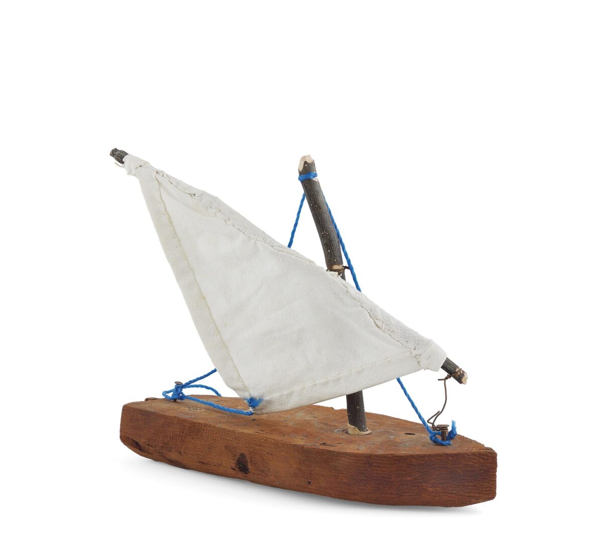 Ξύλινο καΐκι του Μιχάλη Παπαβασίλη. Κάρπαθος, β' μισό 20ού αι., 20,5x22x9,5 εκ. Μουσείο Μπενάκη ΤΠΠ_2367, δωρεά Μιχάλη Παπαβασίλη. © Μουσείο Μπενάκη Παιχνιδιών. Φωτ.: Λεωνίδας Κουργιαντάκης.