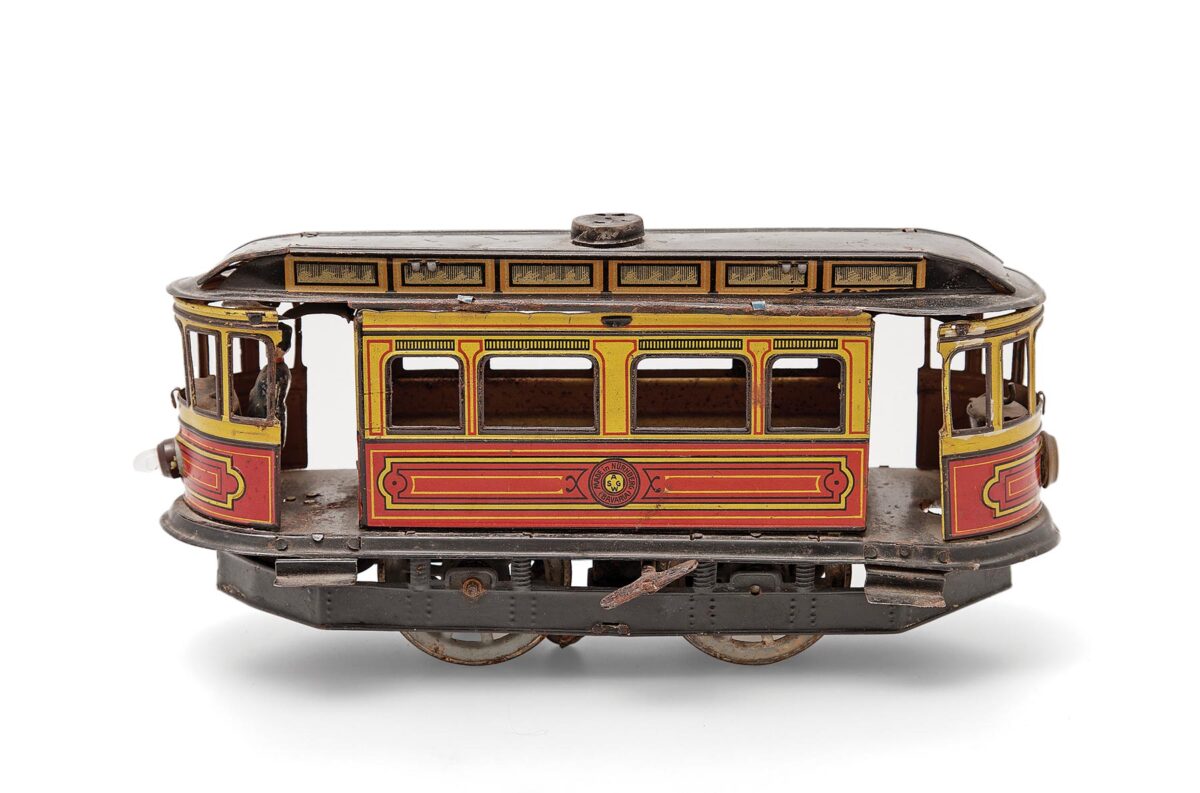 Τσίγκινο κουρδιστό τραμ με μηχανισμό κλειδιού (clockwork), των Siegfried Gϋnthermann & Adolf Weigel. Γερμανία, αρχές 20ού αι., 12x25 εκ. Μουσείο Μπενάκη, ΤΠΠ_2940, δωρεά Μαρίας Αργυριάδη. © Μουσείο Μπενάκη Παιχνιδιών. Φωτ.: Λεωνίδας Κουργιαντάκης.