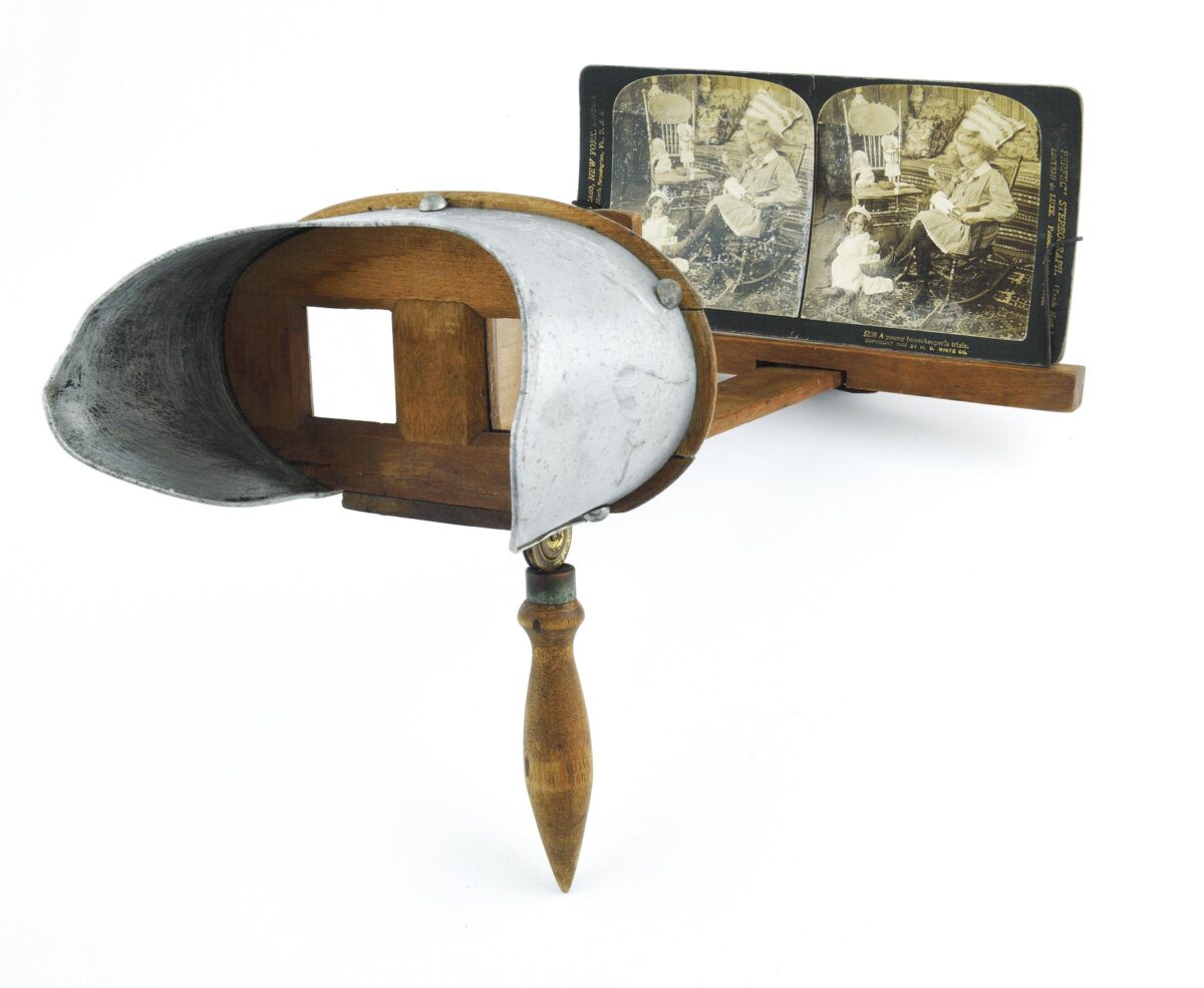 Στερεοσκόπιο με κάρτα «A young housekeeper’s trial”, H.C.WHITE.CO, PERFESCOPE. 1895-1902, 22x33x19 εκ. (στερεοσκόπιο), 8,8x17,7 εκ. (κάρτα). Μουσείο Μπενάκη, ΤΠΠ_6199 και ΤΠΠ_6200, δωρεά Μαρίας Αργυριάδη. © Μουσείο Μπενάκη Παιχνιδιών. Φωτ.: Λεωνίδας Κουργιαντάκης.