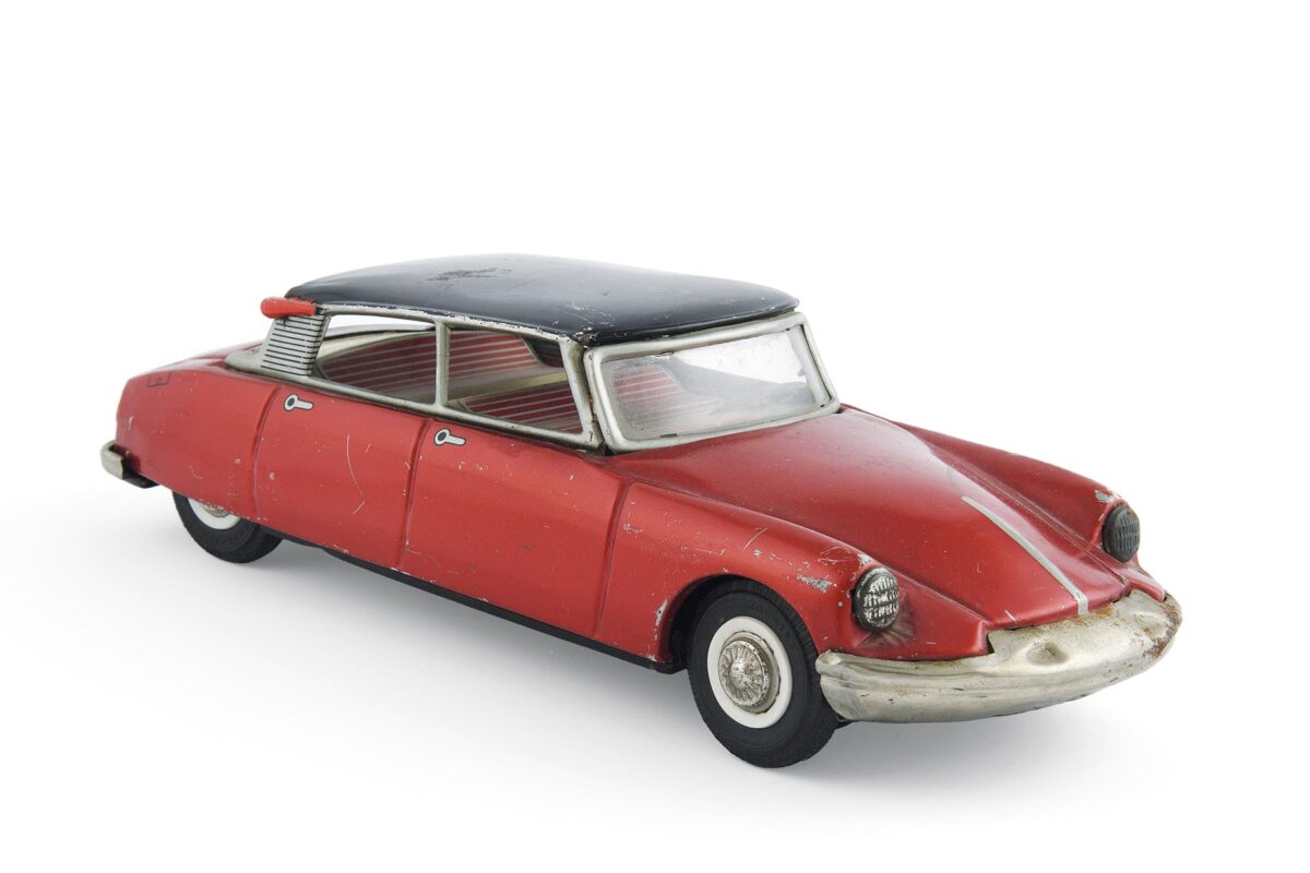 Τσίγκινο αυτοκίνητο με μηχανισμό τριβής (friction), μοντέλο Citroën DS19, της εταιρείας Joustra. Γαλλία, 1960, 6x21x8 εκ. Μουσείο Μπενάκη, ΤΠΠ_8909, δωρεά Ηλία Ζαχαρόπουλου. © Μουσείο Μπενάκη Παιχνιδιών. Φωτ.: Λεωνίδας Κουργιαντάκης.