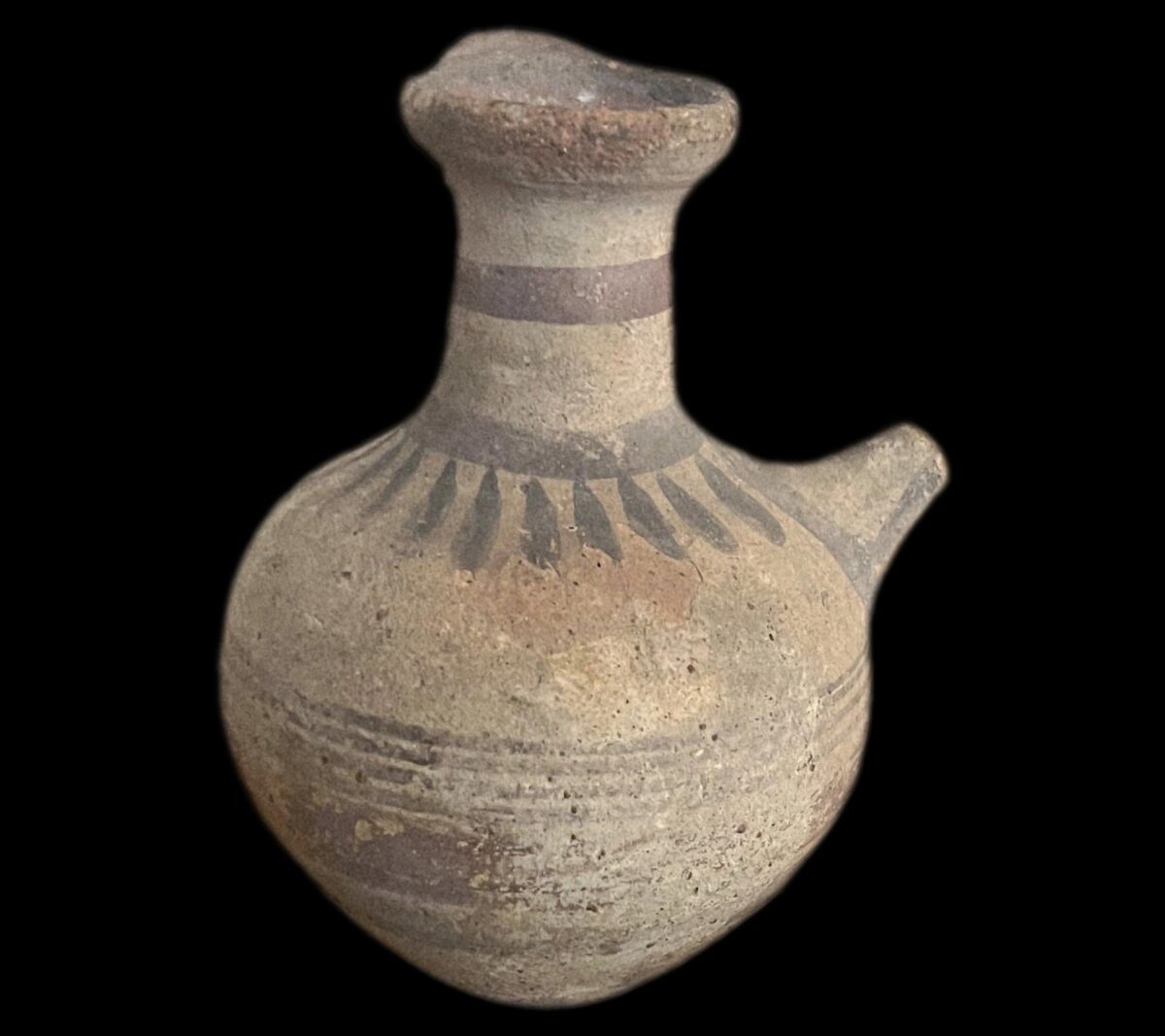 Πρόχους της Κυπρο-Γεωμετρικής ΙΙΙ περιόδου, που επαναπατρίστηκε από τις ΗΠΑ. Πηγή εικόνας: Τμήμα Αρχαιοτήτων Κύπρου.