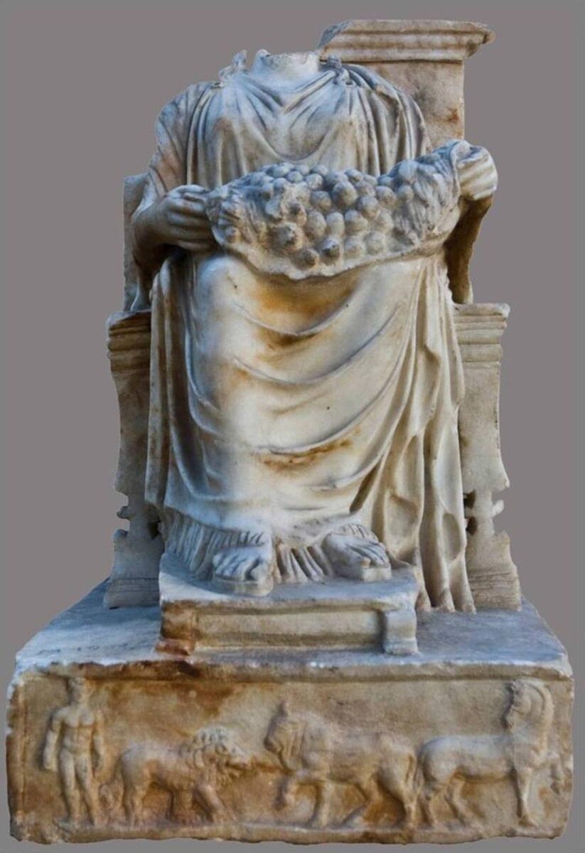 Αγαλμάτιο Δήμητρας Καρποφόρου από την Αθήνα, 2ος αι. μ.Χ. (αρ. ευρ. ΕΦΑΠΑ Μ1981). Από την αφίσα της διάλεξης.