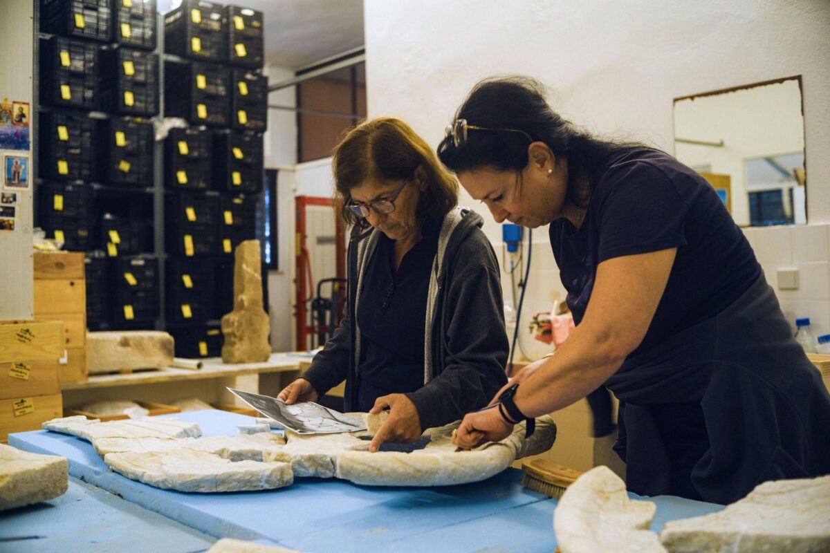 Αρχαιολογικό Μουσείο Αμφίπολης. Ανάταξη φτερών μαρμάρινων Σφιγγών από την Εφορεία Αρχαιοτήτων Σερρών και τη Διεύθυνση Συντήρησης Αρχαίων και Νεωτέρων Μνημείων. Πηγή εικόνας: ΥΠΠΟ.