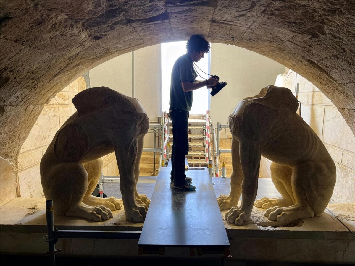 Τύμβος Καστά, ταφικό μνημείο. Πρόσοψη με Σφίγγες. Φωτογραμμετρική αποτύπωση των γλυπτών από την ομάδα του Ιδρύματος Factum Arte (Μαδρίτη). Πηγή εικόνας: ΥΠΠΟ.