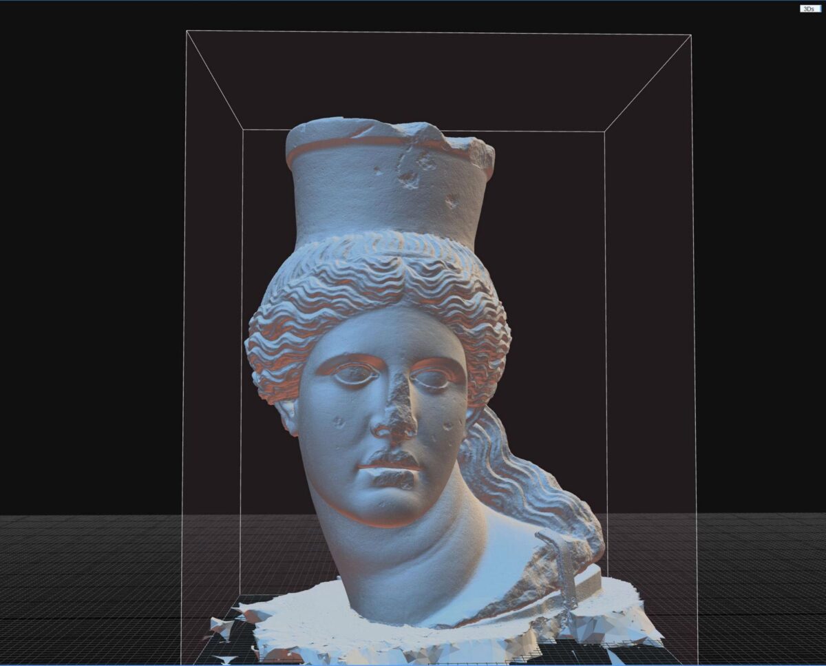 Τύμβος Καστά, ταφικό μνημείο. Τρισδιάστατη απόδοση του κεφαλιού της ανατολικής Σφίγγας από την ομάδα του Ιδρύματος Factum Arte (Μαδρίτη). Πηγή εικόνας: ΥΠΠΟ.