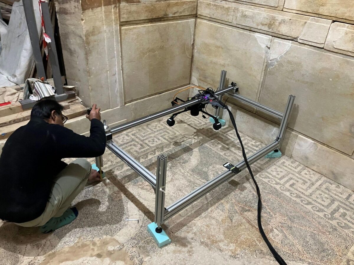 Τύμβος Καστά, ταφικό μνημείο. Φωτογραμμετρική αποτύπωση ψηφιδωτού με το σύστημα Selene Photometric Stereo από την ομάδα του Ιδρύματος Factum Arte (Μαδρίτη). Πηγή εικόνας: ΥΠΠΟ.