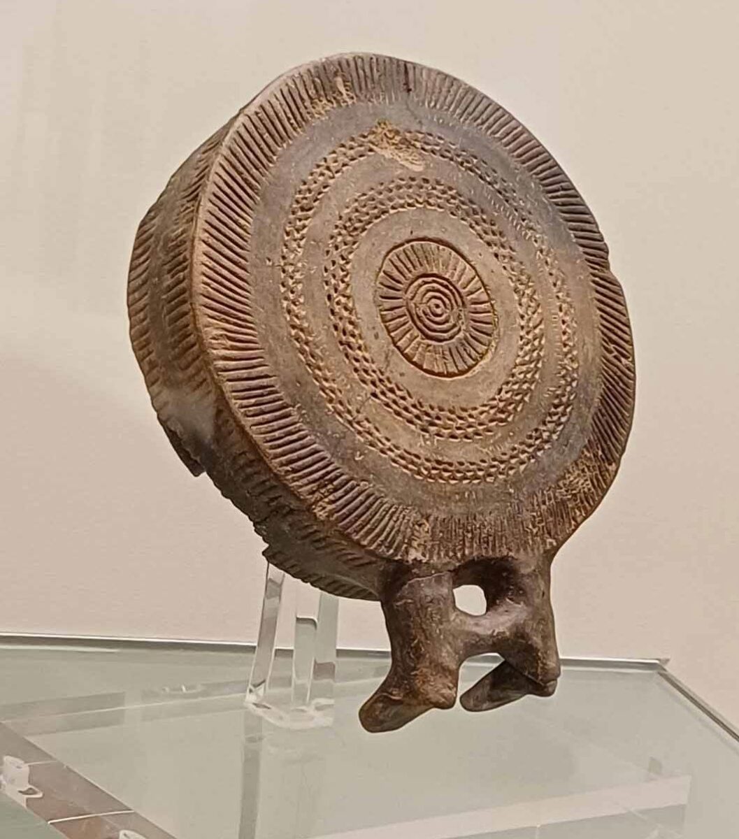 Τηγανόσχημο σκεύος από το Τσέπι, που χρονολογείται στην Πρώιμη εποχή του Χαλκού. Η λαβή του διαμορφώνεται σε ανθρώπινα πόδια. Πηγή εικόνας: Εφορεία Αρχαιοτήτων Ανατολικής Αττικής.