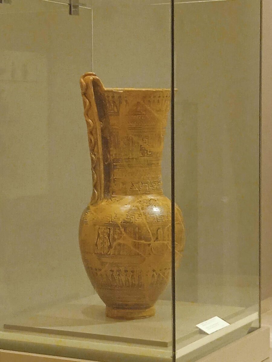 Πρόχους της Γεωμετρικής εποχής από τη Νέα Μάκρη. Βρέθηκε στο αρχαίο νεκροταφείο μπροστά από το Πνευματικό Κέντρο Μαραθώνα. Πηγή εικόνας: Εφορεία Αρχαιοτήτων Ανατολικής Αττικής.