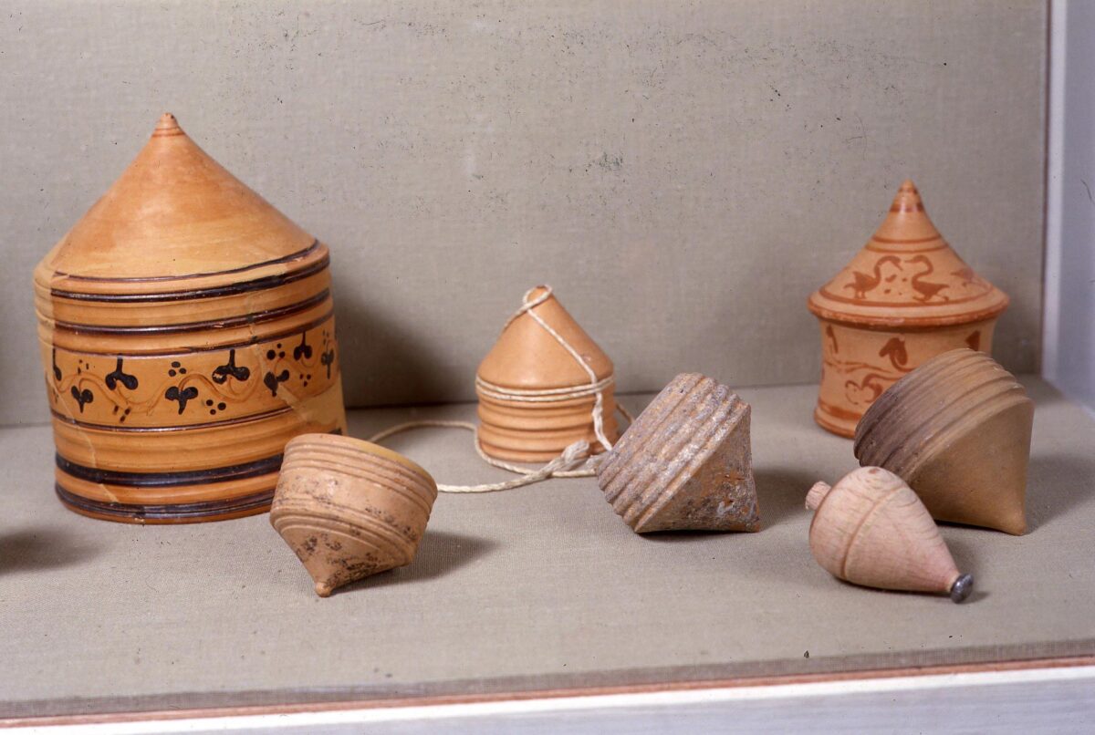 Αρχαία παιχνίδια από τις Συλλογές του Εθνικού Αρχαιολογικού Μουσείου.