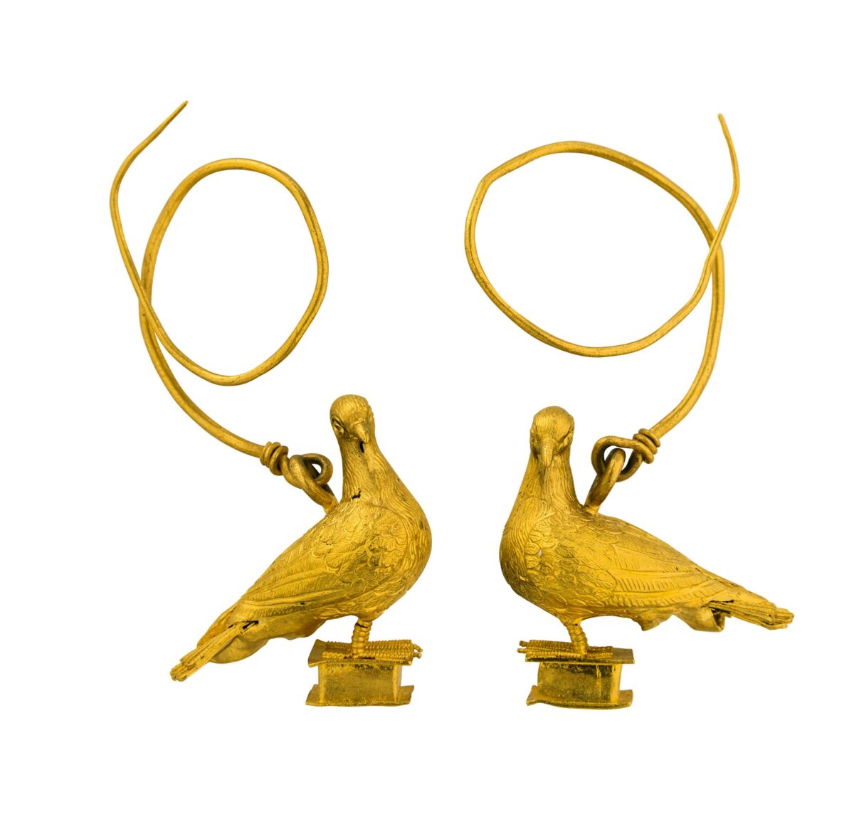 Ζεύγος χρυσών ενωτίων. Πάτρα, τέλος 2ου-αρχές 1ου αι. π.Χ. © ΥΠΠΟ. Φωτ.: Σωκράτης Μαυρομμάτης.