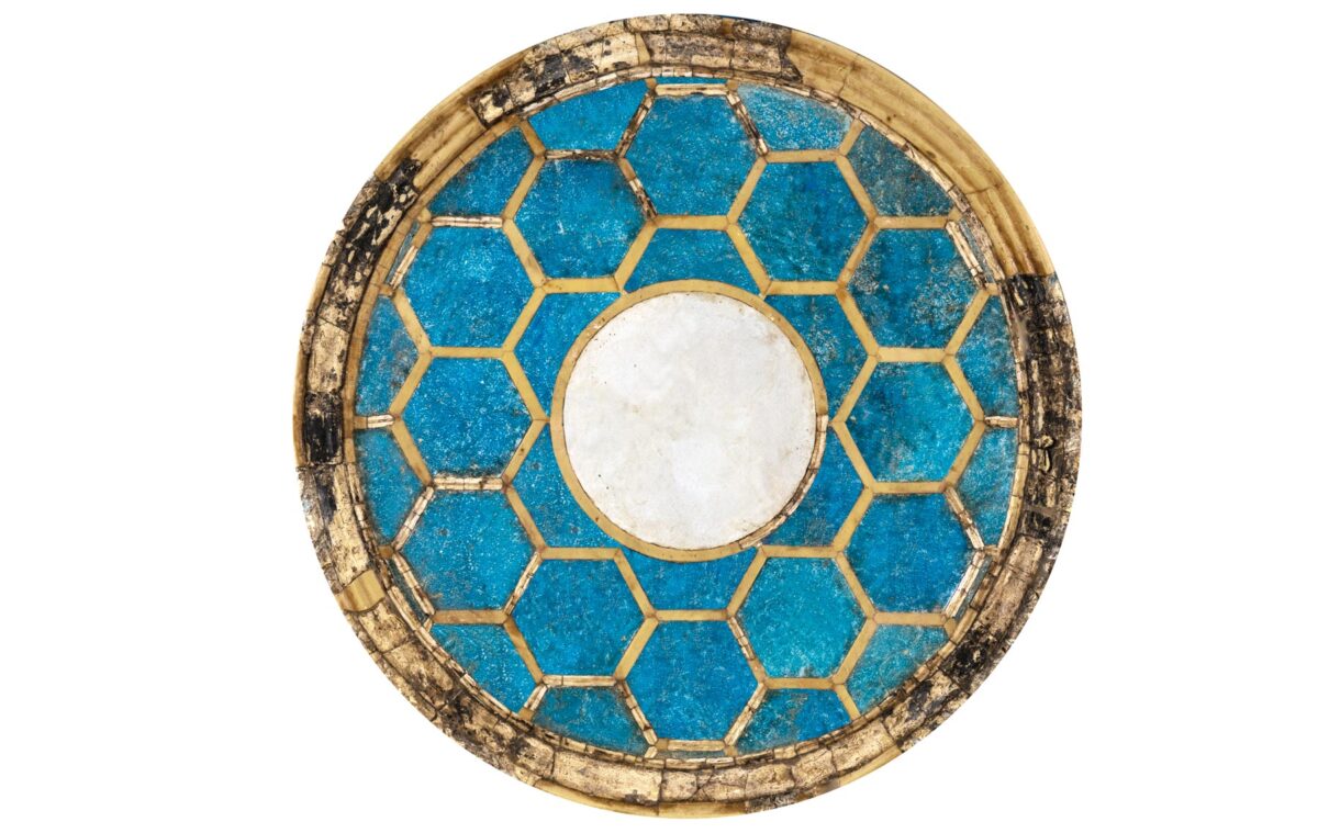 Πολυγωνικό υαλόφραγμα παραθύρου από πολυτελή αστική κατοικία. Πάτρα. 2ος αι. μ.Χ. © ΥΠΠΟ. Φωτ.: Σωκράτης Μαυρομμάτης.