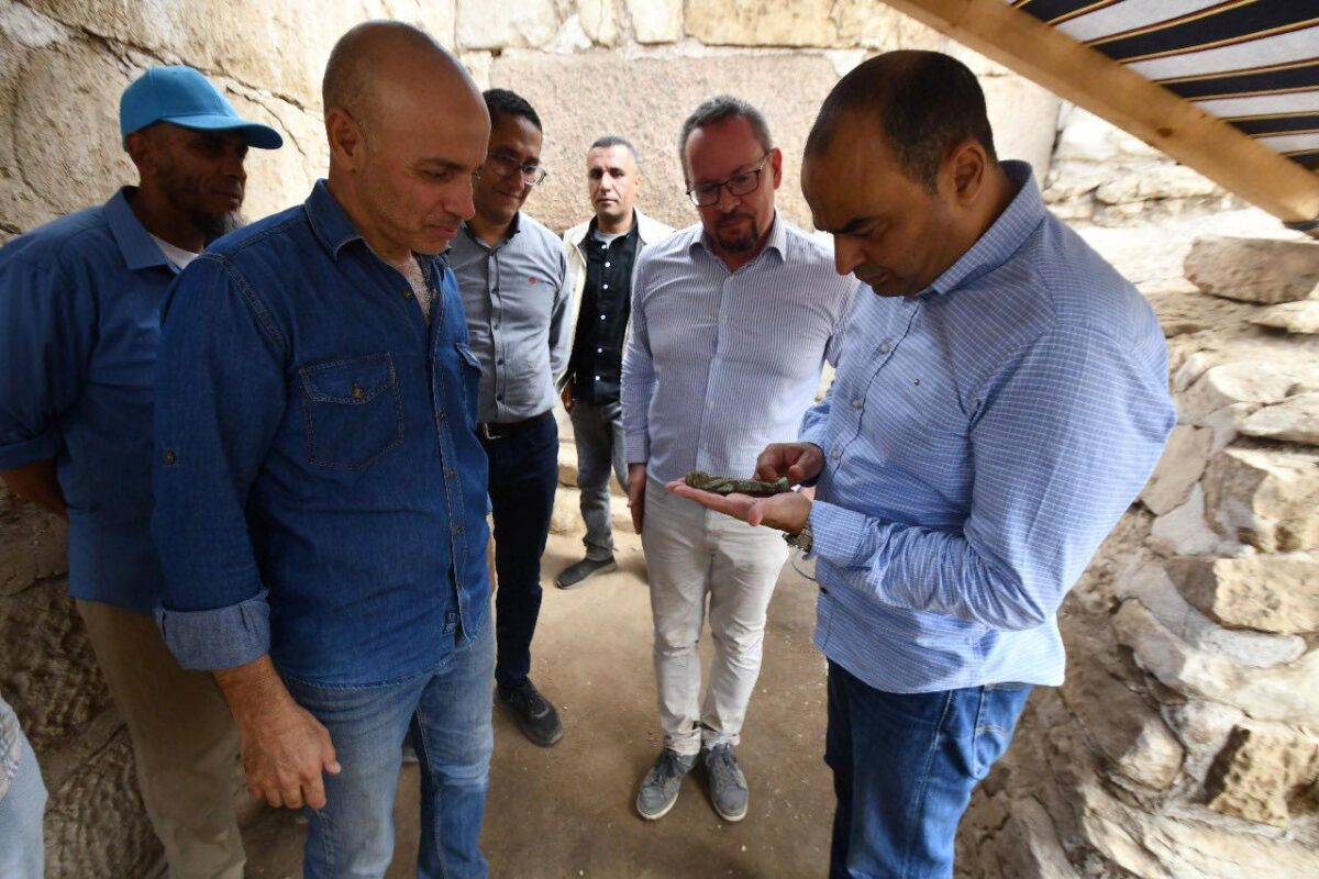 Μέλη της Αποστολής εξετάζουν ένα από τα «ουσάμπτι» που ανακαλύφθηκαν τον Οκτώβριο. Πηγή εικόνας: Υπουργείο Τουρισμού και Αρχαιοτήτων της Αιγύπτου.