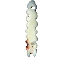 Νεολιθικό περίαπτο από όστρεο Spondylus gaederopus με διακοσμητικές εγκοπές (Αρχείο Ανασκαφής Σπηλαίου Θεόπετρας).