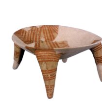 «Τράπεζα προσφορών» με γραπτή διακόσμηση της Μέσης Νεολιθικής περιόδου (Αρχείο Ανασκαφής Σπηλαίου Θεόπετρας).