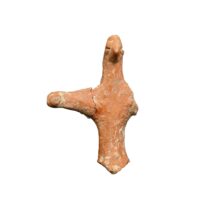 Ανθρωπόμορφη λαβή πώματος αγγείου της Νεολιθικής περιόδου (Αρχείο Ανασκαφής Σπηλαίου Θεόπετρας).