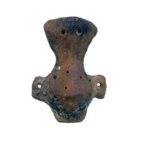 Ανθρωπόμορφο ειδώλιο με στικτή διακόσμηση της Τελικής Νεολιθικής περιόδου (Αρχείο Ανασκαφής Σπηλαίου Θεόπετρας).